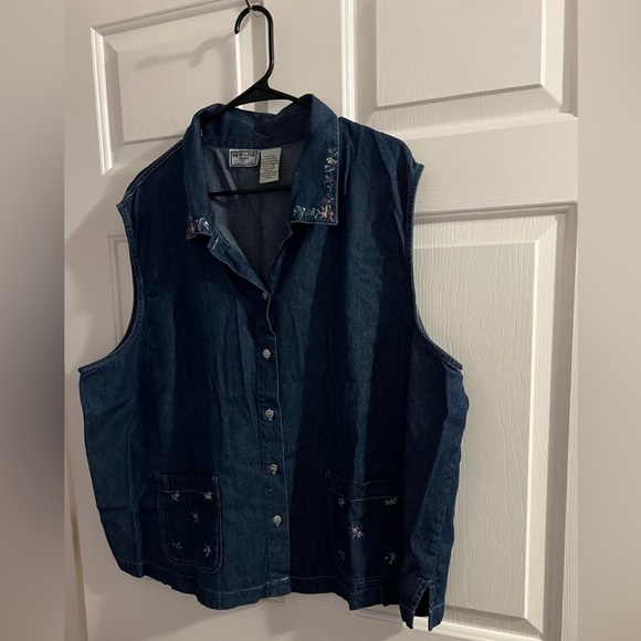 New Look Woman Denim Button Down 🔥 - Picture 2 of 6